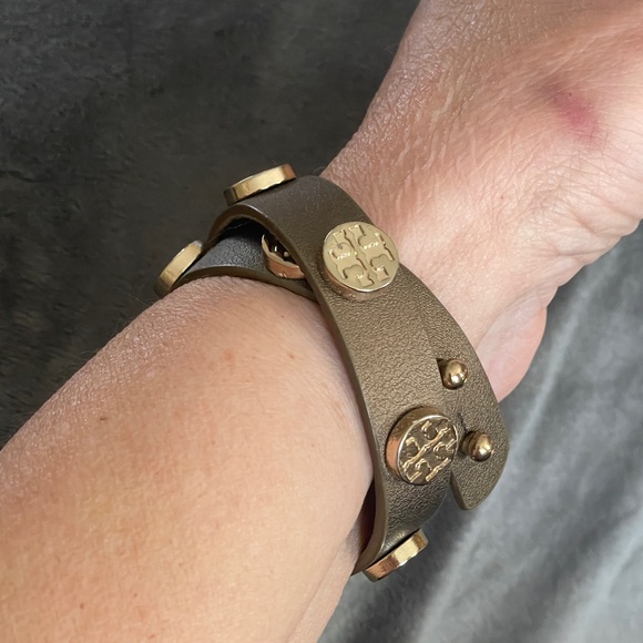 Tory Burch leather wrap bracelet. - Picture 5 of 7